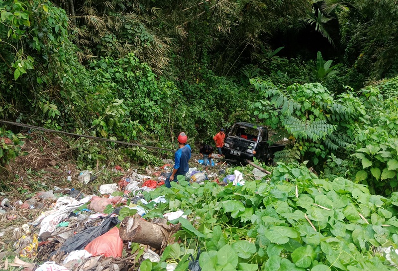 BREAKING NEWS: Mobil Pick Up Muat Pepaya Masuk Jurang 30 Meter