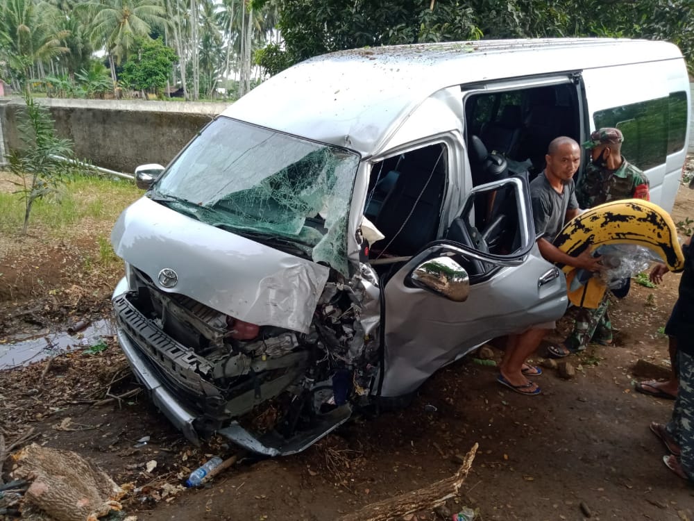 mobil-toyota-hiace-bernomor-polisi-db-7003-an-miliki-sekertariat-dprd-yang-membawa-rombongan.jpg