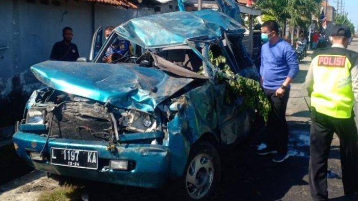 Kecelakaan Mobil Tertabrak Kereta Api, Terpental Sekitar 27 Meter, Tiga Orang Tewas di Lokasi