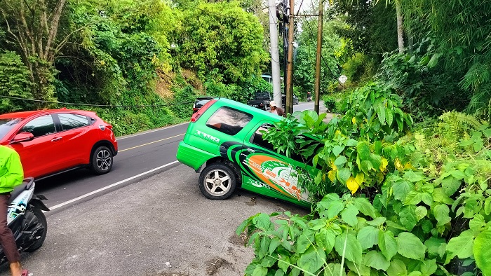 mobil-yang-terlibat-lakalantas-di-jalan-manado-bitung-sulawesi-utara-jumat-1442023.jpg