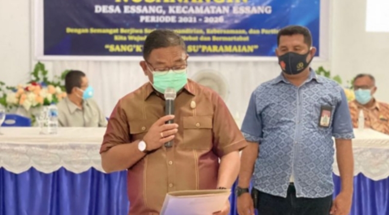 moktar-arunde-parapaga-melantik-pengurus-karang-taruna-nusanangin-desa-essang-kecamatan-essang.jpg