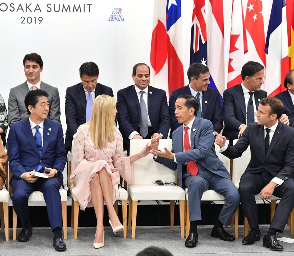 momen-menarik-jokowi-dengan-ivanka-trump.jpg