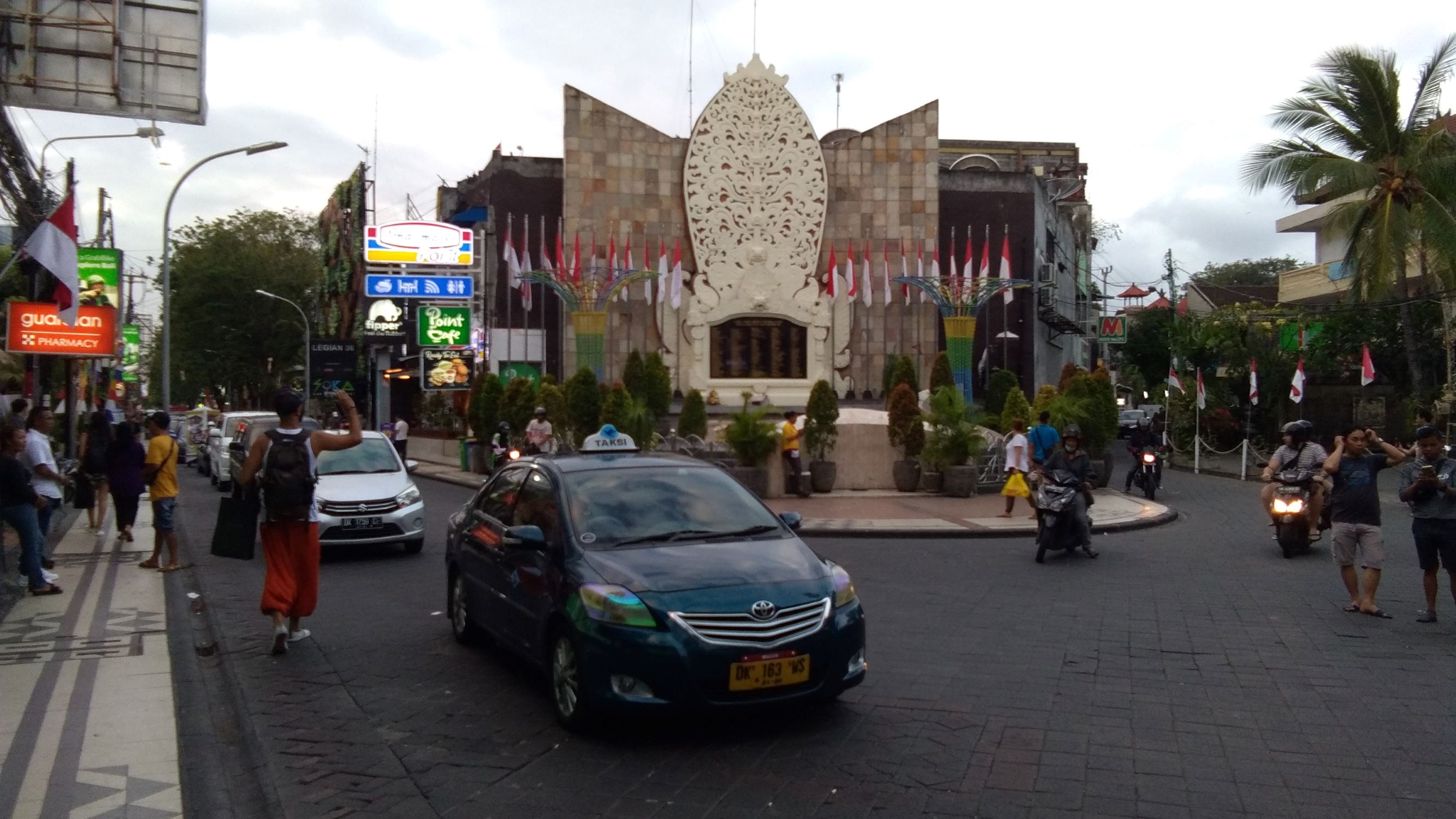 monumen-bom-bali-di-jalan-legian-kuta.jpg