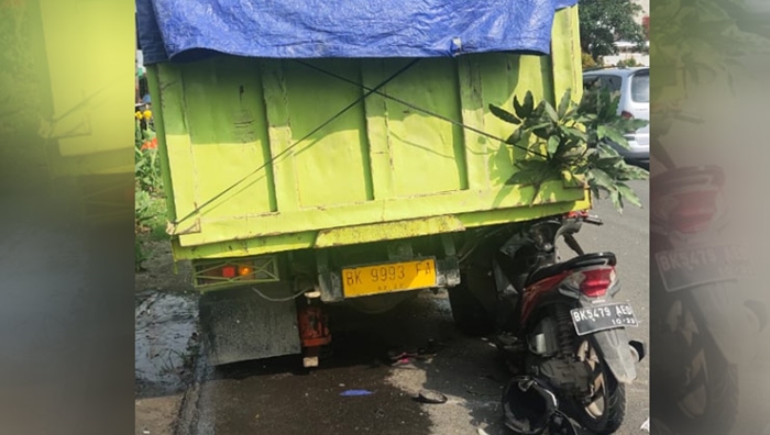 motor-tabrak-bagian-belakang-dum-truck.jpg
