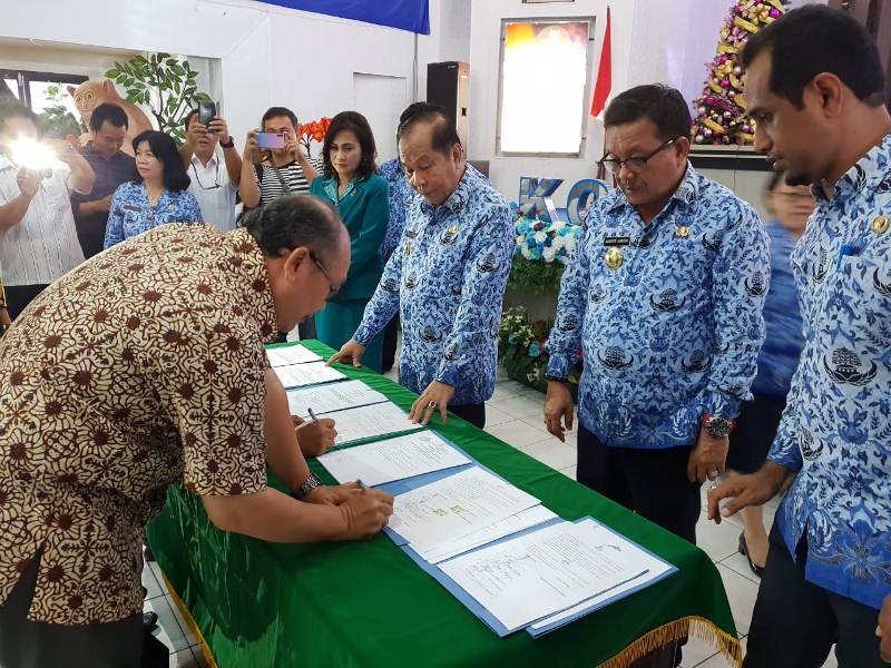 Wali Kota Bitung Tanda Tangani MoU Kurangi Sampah Plastik