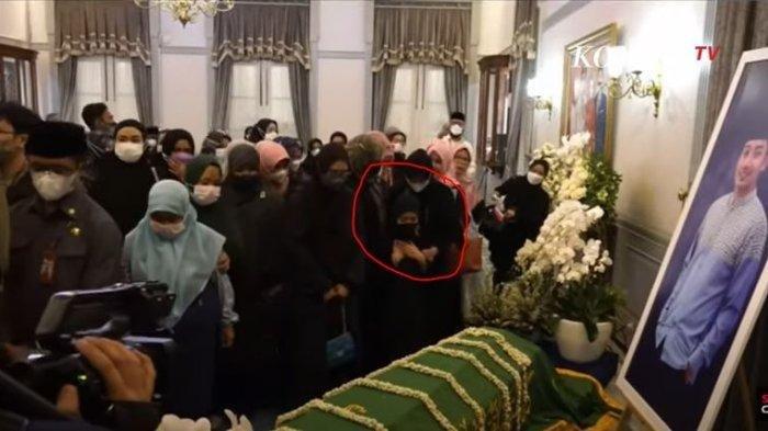 Terlihat Duduk Bersimpuh Dekat Jenazah Eril, Nabila Ishma Berbicara di Depan Peti Anak Ridwan Kamil