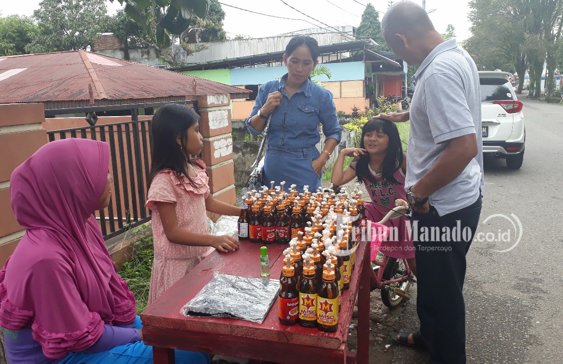 Warga Kotamobagu Mulai Buru Lampu Botol Tradisi Monuntul