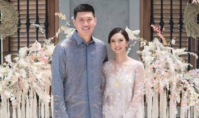 Cantiknya Nadia Saphira saat Dilamar Mikael Mirdad, Balutan Kebaya dalam Rangkulan Sang Kekasih