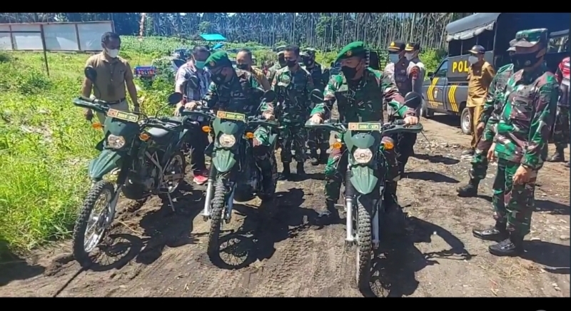 Pakai Motor Trail, Danrem 131 Santiago Prince Putong dan Wali kota Maurits Mantiri Sisir Jalan TMMD