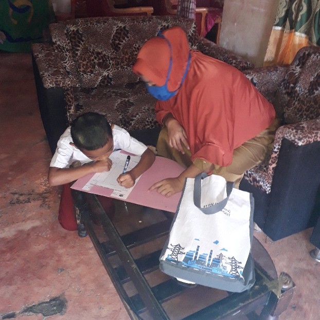 nampak-seorang-guru-sedang-mengajar-siswanya-di-rumah-belum-lama-ini.jpg