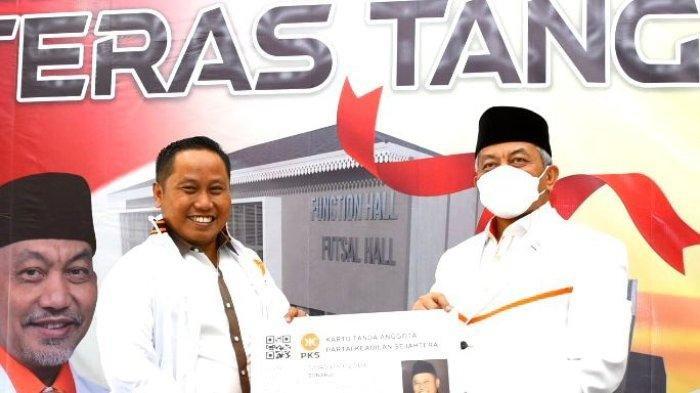 narji-saat-diberi-kta-pks-oleh-presiden-pks-235.jpg