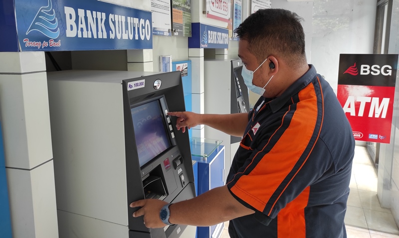 nasabah-bank-sulutgo-bsg-bertransaksi-di-atm-bsg-kantor-cabang-pusat.jpg