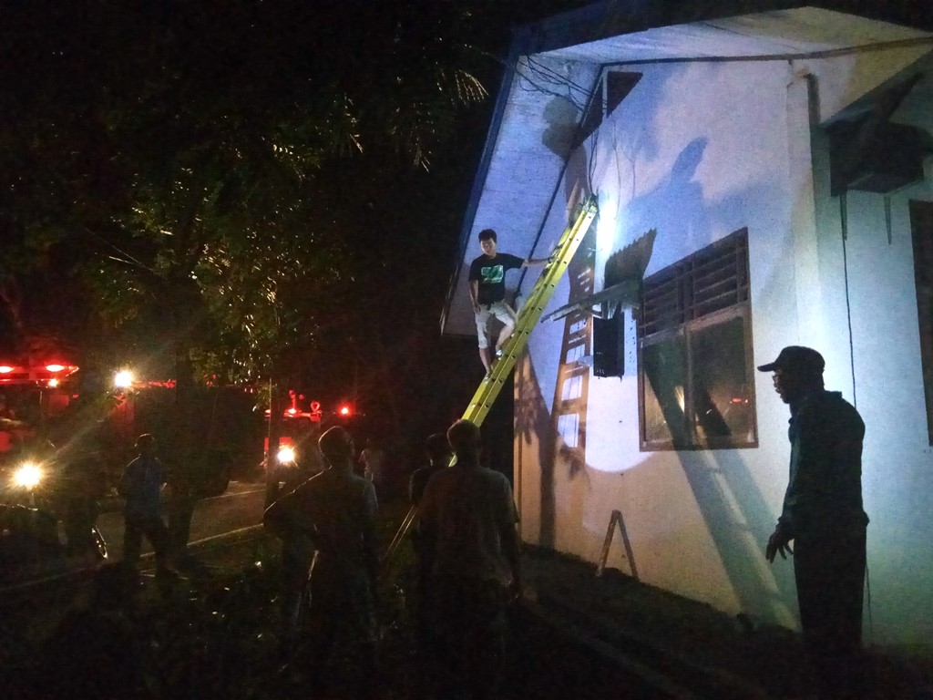 Aksi Siram Pasir Warga Gagalkan Kebakaran di Pasar Sagerat Bitung