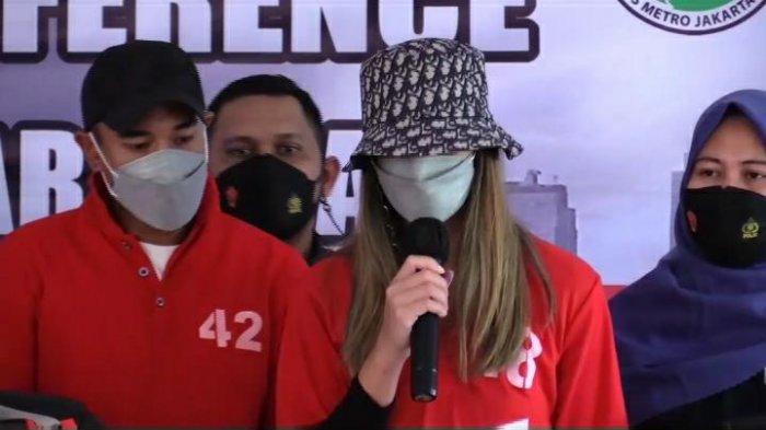 nia-ramadhani-dan-ardi-bakrie-akhirnya-muncul-ke-publik-usai-menjadi-tersangka.jpg
