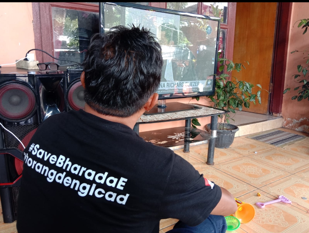 Nonton Sidang Bharada E, Keluarga di Manado Sulawesi Utara Pakai Kaos Bertuliskan Torang deng Icad