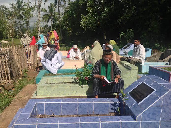 nyekar-kuburan-di-minahasa_20150717_112817.jpg