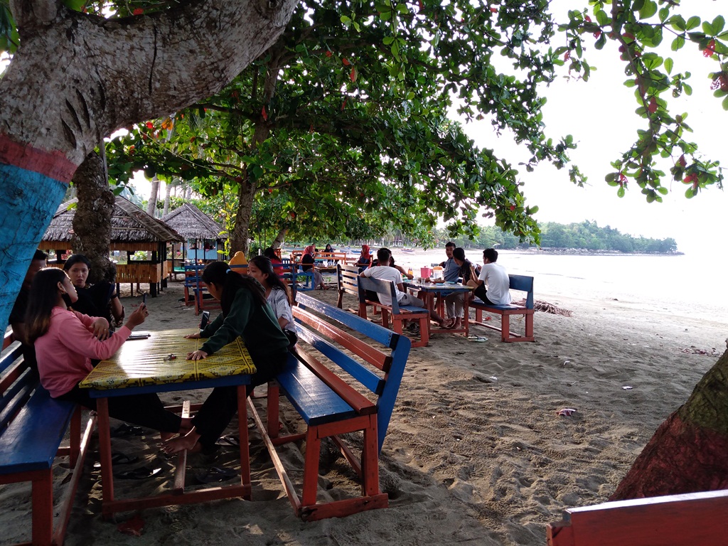 Objek Wisata Pantai Batu Pinagut Mulai Ramai, Warga Abaikan Sosial dan Phsycal Distancing