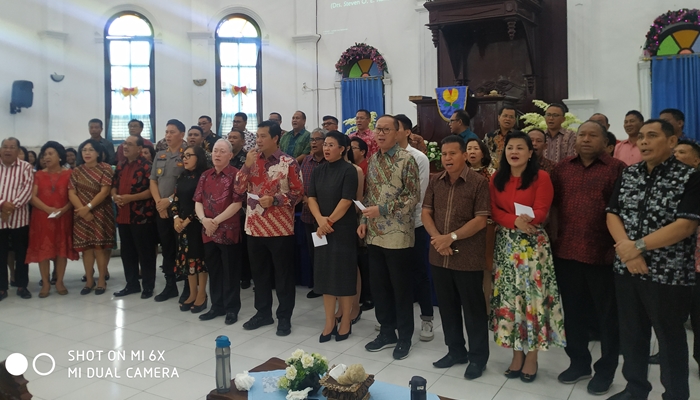 OD-SK Beri 'Tanda Mata' ke Jemaat GMIST Ulu Siau, Ada Khusus Untuk Lansia