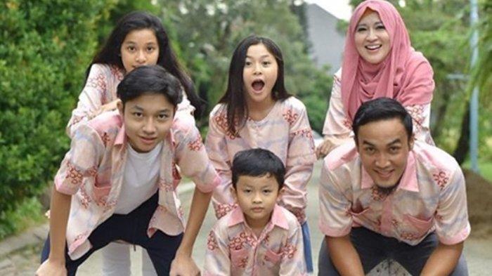 Okie Agustina Ungkap Kekhawatiran Saat Dua Putrinya Sudah Beranjak Dewasa