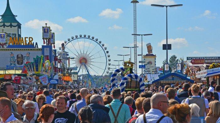 oktoberfest-satu-acara-tahunan-yang-sering-dikunjungi-para-turis-di-jerm.jpg