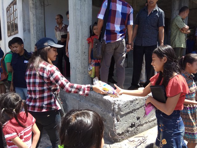 Anak Pengungsi Karangetang Pamer Oleh-oleh