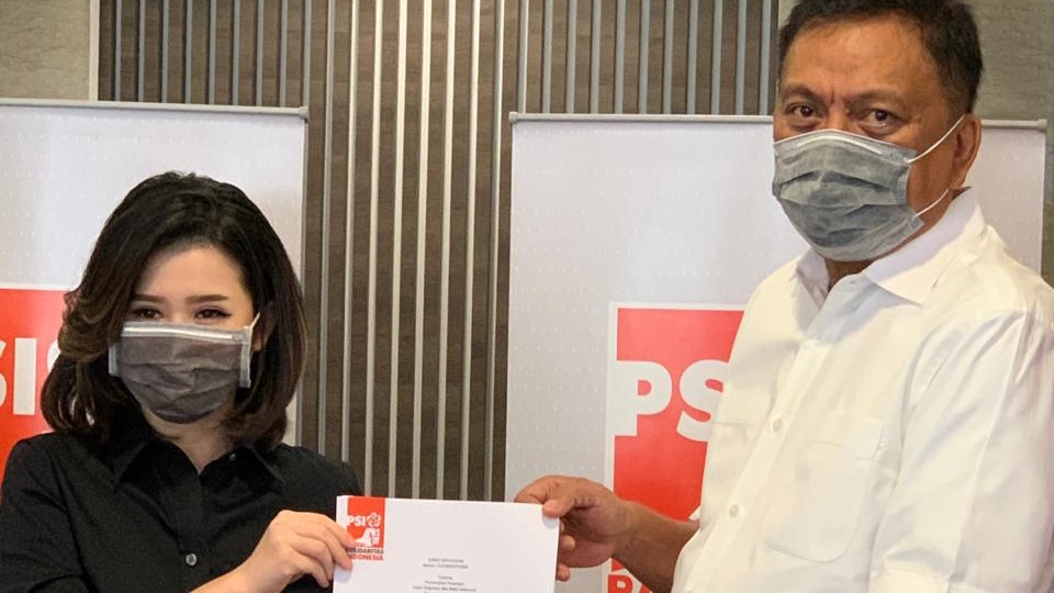 Olly-Steven Dapat Dukungan PSI di Pilgub, Grace Natalie Serahkan SK ke Olly Dondokambey