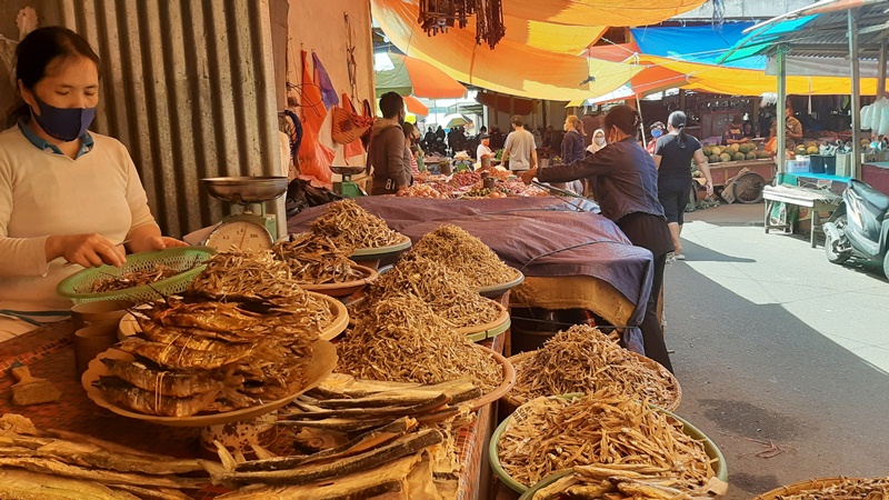 Pandemi Covid-19, Omzet Pedagang Ikan Kering Masih Lesu
