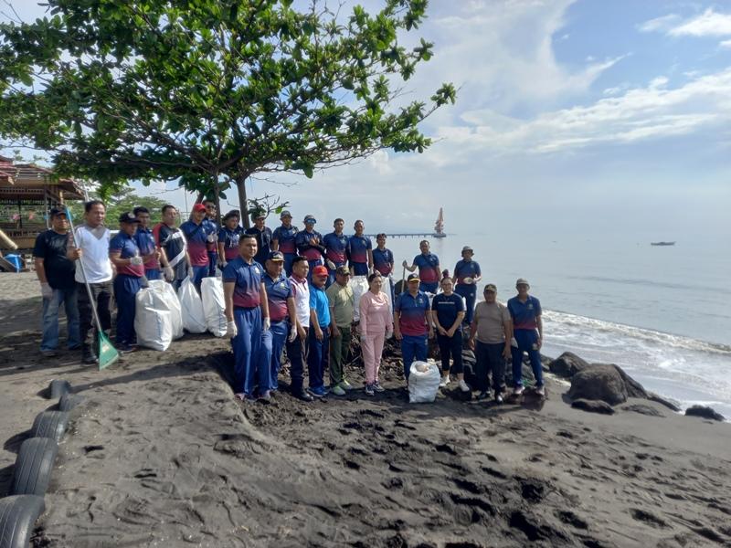 ona-Bakamla-Tengah-Lakukan-Bersih-bersih-Pantai-di-Desa-Kema-Minutghfghfgh.jpg