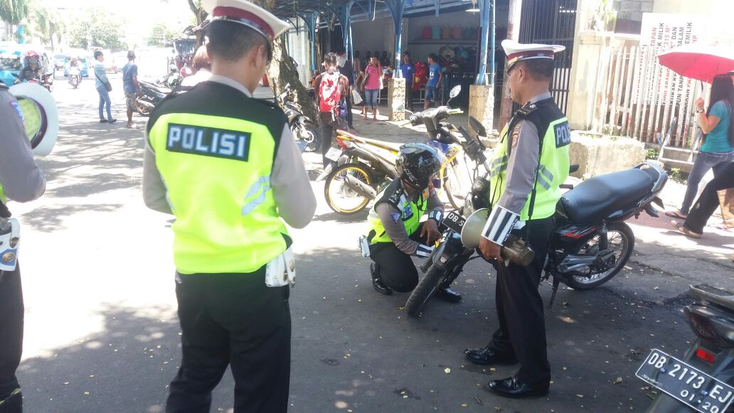 operasi-patuh-di-sejumlah-titik-di-kota-manado-sulawesi-utara-kamis-2642018_20180426_123206.jpg