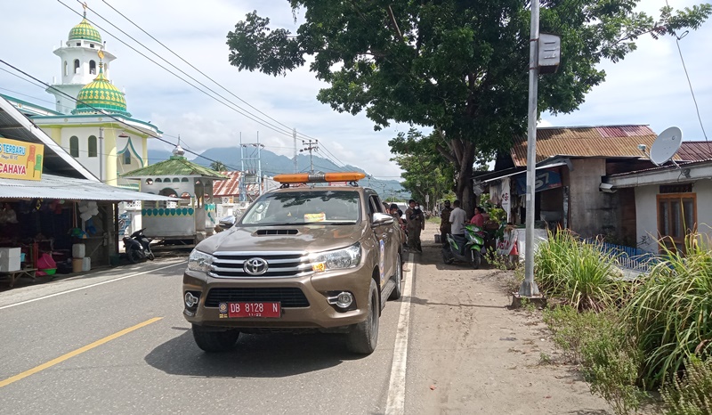 operasi-penertiban-pedagang-yang-menggunakan-bahu-jalan-di-jalan-trans-sulawesi.jpg