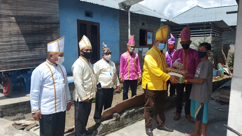 Pakai Pakaian Adat, Ormas Ini Bawa Paket Sembako