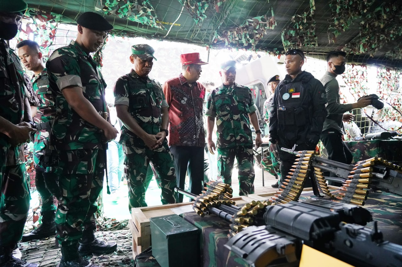 Berbagai Persenjataan TNI AD Dipertontonkan di Monumen Benteng Moraya Tondano Minahasa