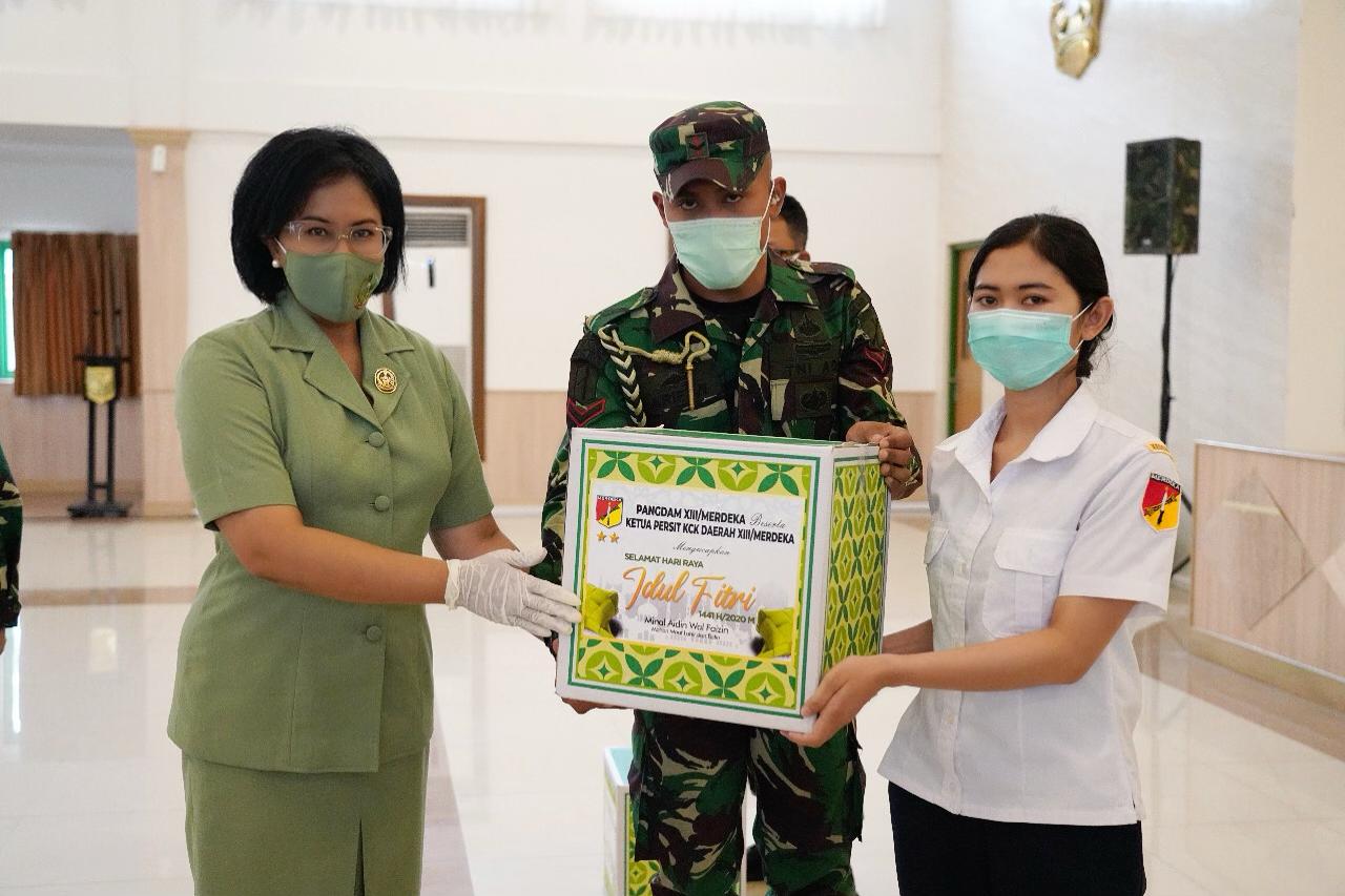 pangdam-serahkan-apd-dan-bingkisan-lebaran-kepada-tenaga-medis-kodam-xiiimerdeka.jpg