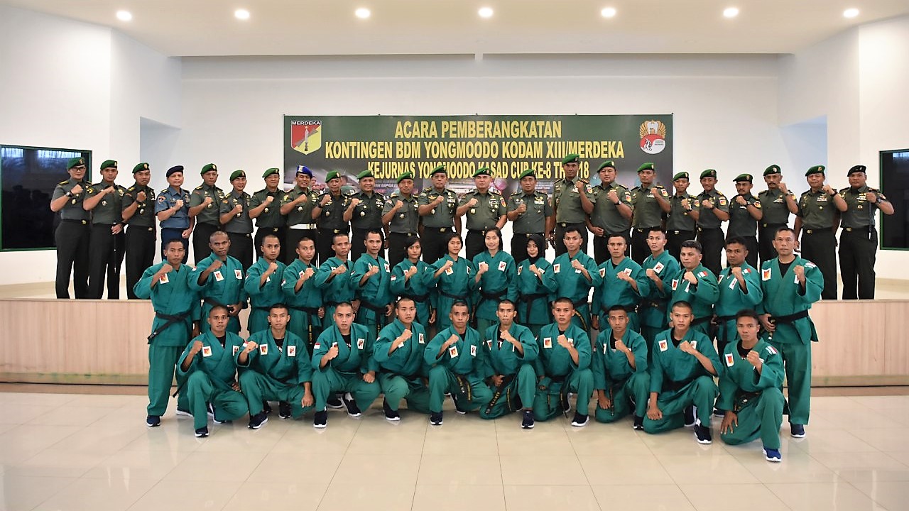 pangdam-xiii-merdeka-berfoto-bersama-atlet-yongmoodo_20181107_191924.jpg