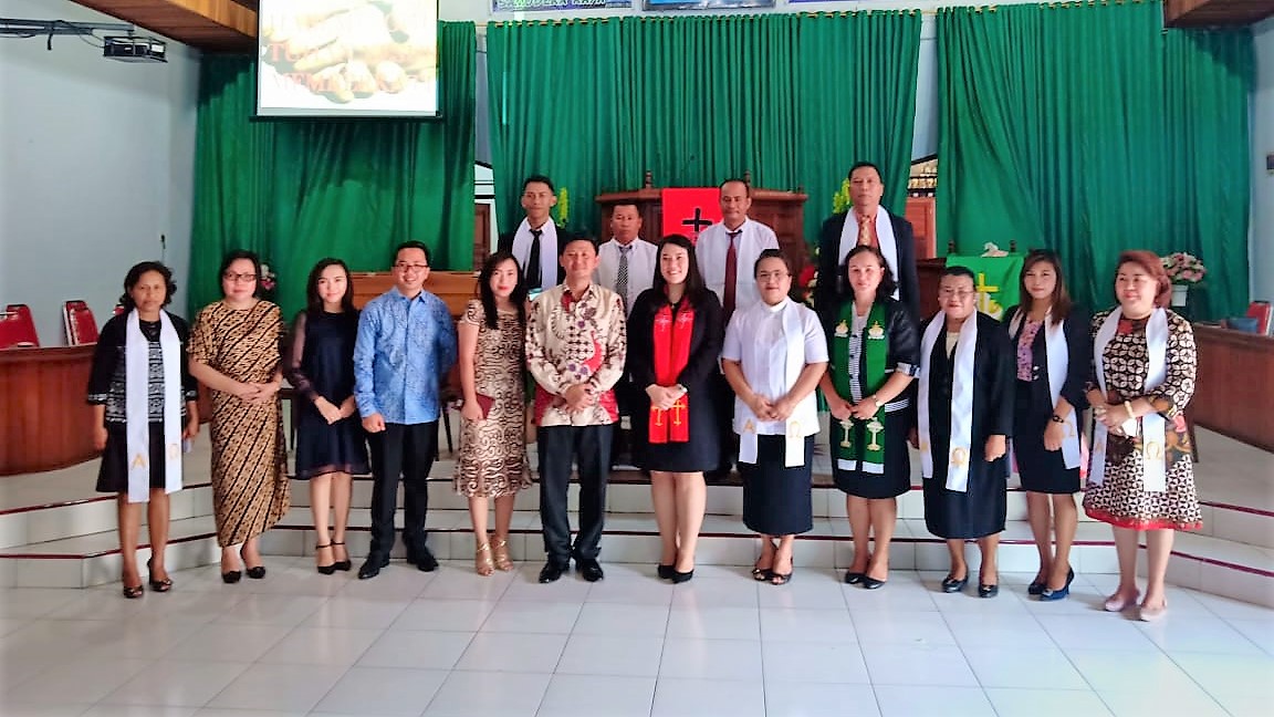 pangemanan-jabat-ketum-pekan-olahraga-pemuda-gmim-rayon-bitung.jpg