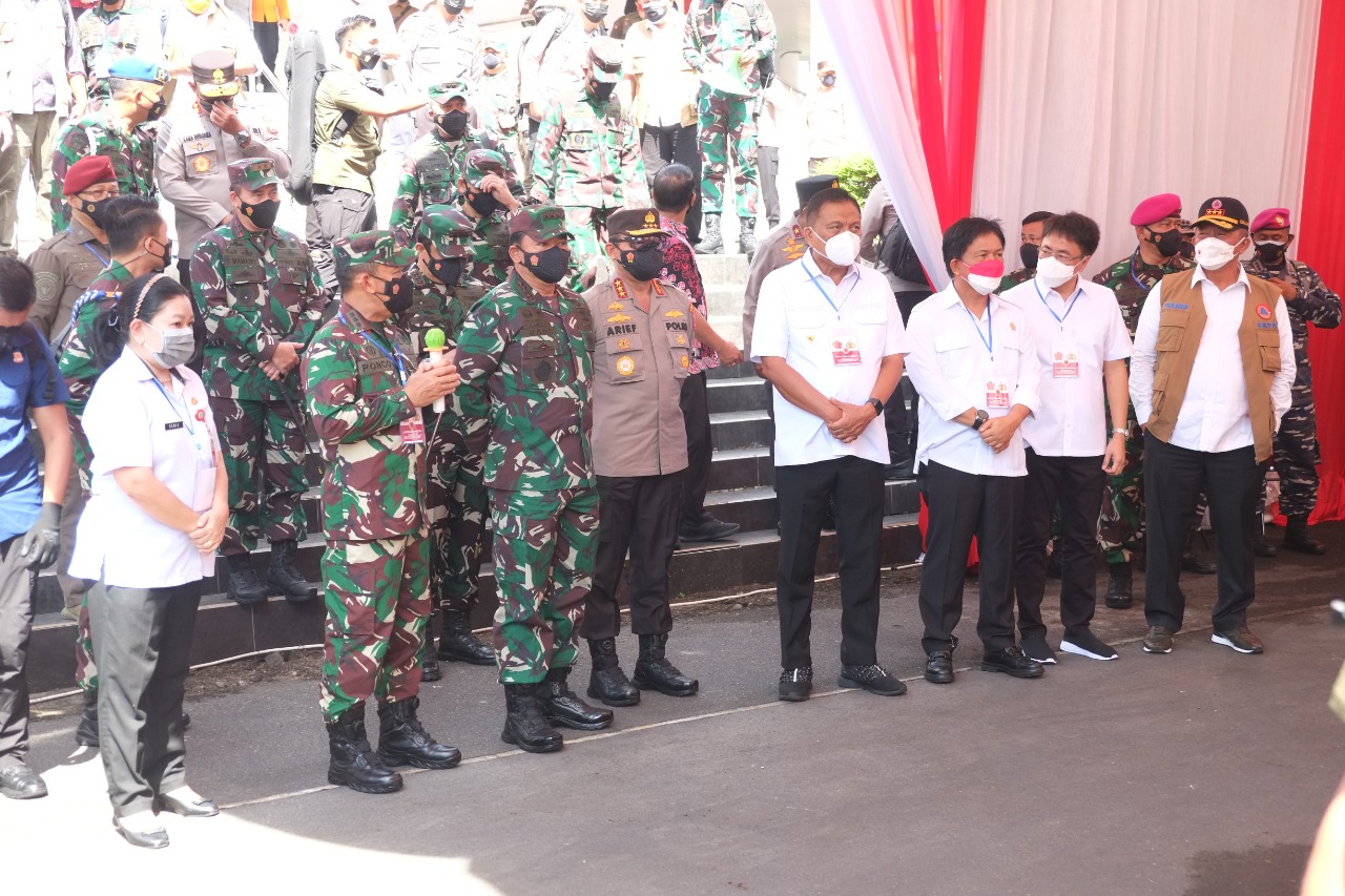 panglima-tni-saat-berada-di-kantor-gubernur-sulawesi-utara-sabtu-4220215.jpg