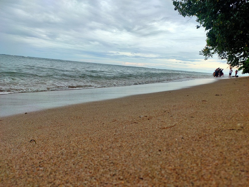 pantai-makalisung-di-kecamatan-kema-yang-menjadi-salah-satu-objek-wisata.jpg
