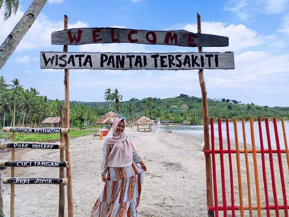 pantai-tersakiti-desa-pinolantungan-1.jpg