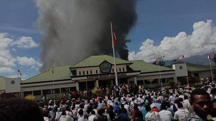 papua-rusuh-dipicu-gurugedung-pemerintah-dibakar-dan-terdengar-tembakan.jpg