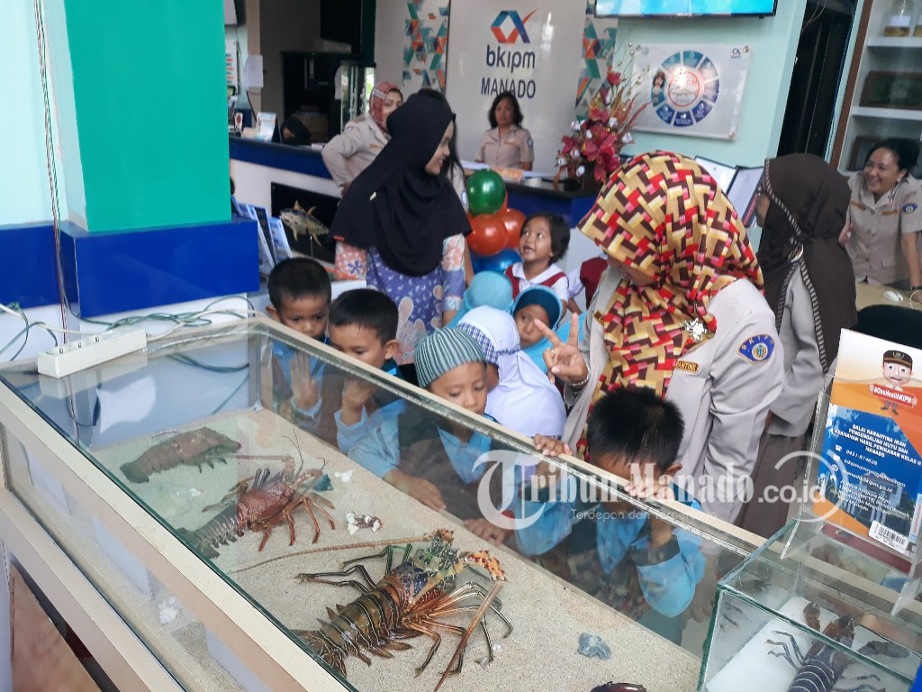 para-anak-anak-ini-sedang-belajar-tentang-komoditi-laut-bersama-pegawai-bkipm-manado_20180416_135124.jpg