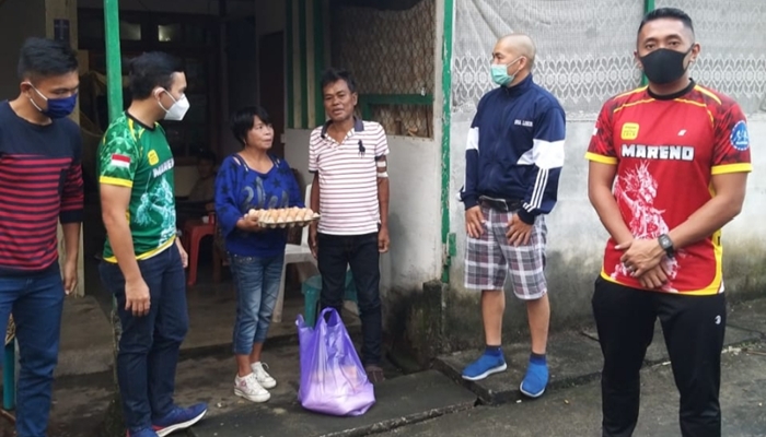 para-anggota-mareno-running-club-saat-menyasar-bantuan-di-rumah-warga-35.jpg