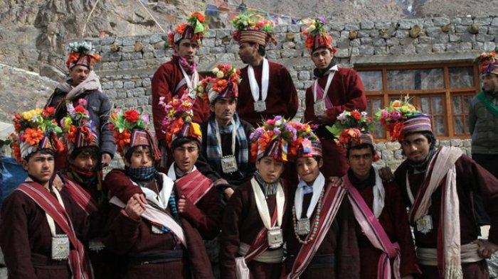 Di Suku Ini Boleh Saling Bertukar Istri Bahkan Pria dan Wanita Bebas Berciuman dengan Siapa Saja