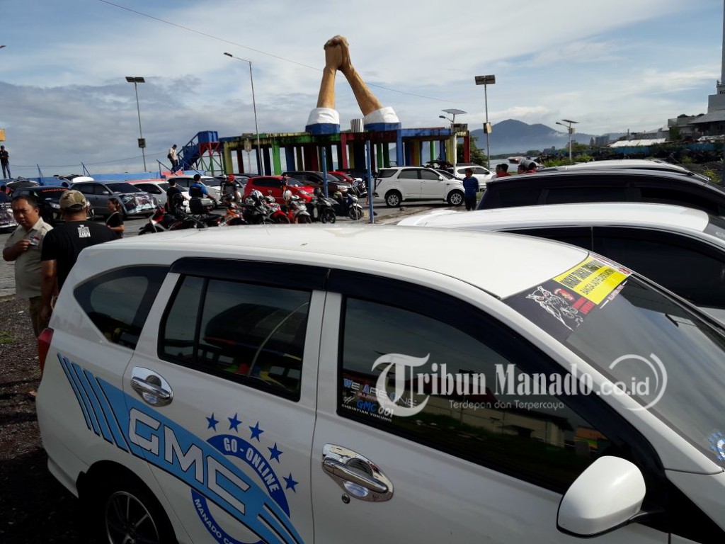 para-driver-online-mulai-berkumpul-di-god-bless-park-manado-sulawesi-utara-selasa-1742018_20180417_102052.jpg