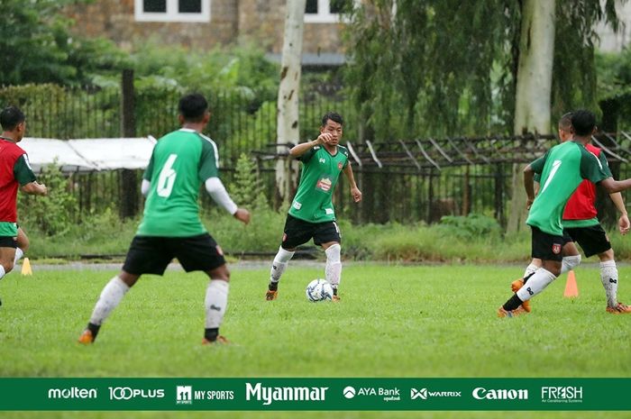 para-pemain-timnas-u-18-myanmar-dalam-sesi-latihan.jpg