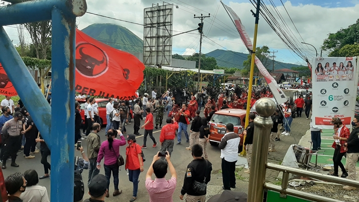 Ratusan Pendukung CS-WL Kumandangkan Nama SAS Saat Gelar Long March