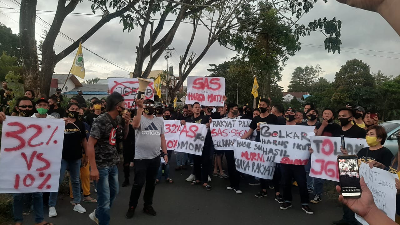 BREAKING NEWS: Tolak JGE-VB, Pendukung SAS Gelar Demo di Depan Lokasi Musda DPD II Golkar