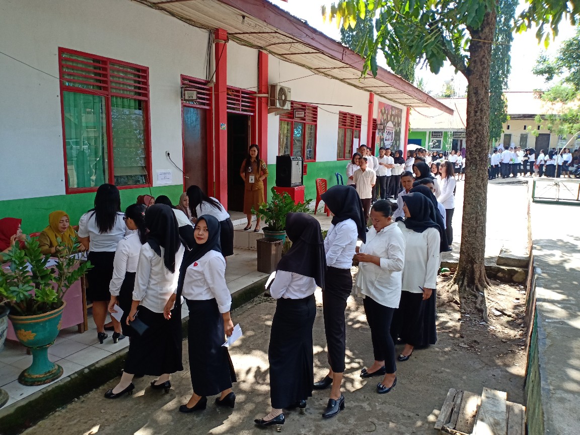 para-peserta-cpns-bolmong-saat-mengikuti-tes-cat-di-smk-cokroaminoto-kotamobagu.jpg
