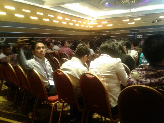 Sambil Menunggu Wapres, Para Peserta Berswafoto