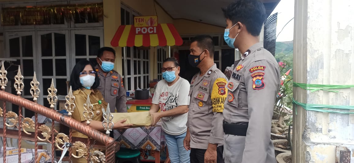 Petugas Tracer Jajaran Polda Sulut Salurkan Bantuan untuk Warga Isoman