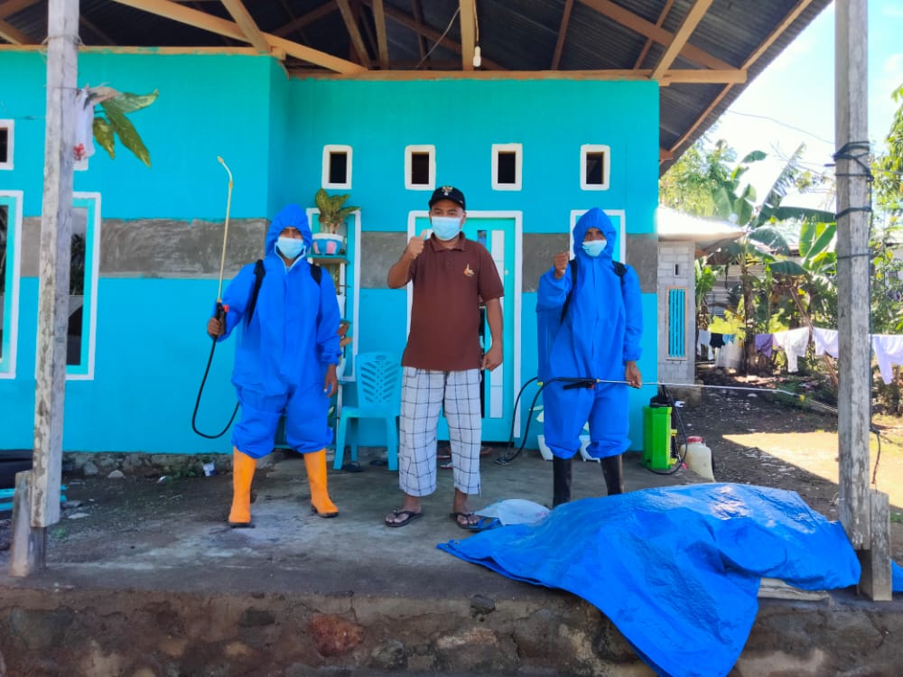 para-relawan-desa-nunuka-raya-melakukan-penyemprotan-disinfektan.jpg